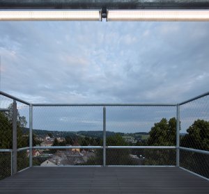 Přístavba ke školce Montessori v Jablonci nad Nisou, Mjölk architekti: Za pozornost na přístavbě stojí venkovní pobytové terasy, na kterých si děti mohou za hezkého počasí bezpečně hrát