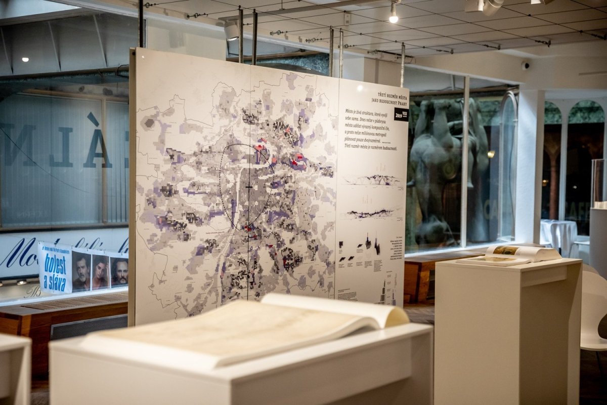 Expozice výstavy Ideální Velká/ Malá Praha, 1919/ 2019 v Galerii Lucerna.