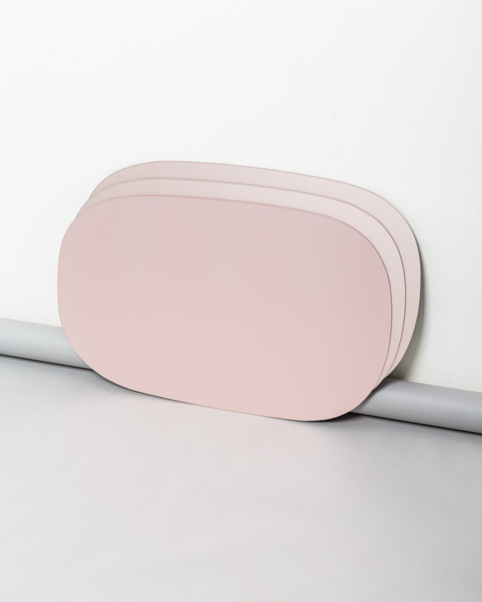 Galerie THE DESIGN zve na vernisáž výstavy On Chair – Balancing on the Edge of Comfort 21.6. od 18h