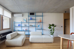 Jelikož mají majitelé blízko k jachtařskému prostředí, dostaly do interiéru odkazy na horizont, moře a energii pohybu. (Panelákový byt Nad obzorem; Iva Hájková Studio)