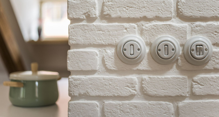 Originální český design z pravého porcelánu s otočnými i stiskacími vypínači se odráží v řadě Decento®.