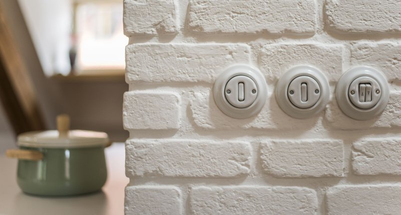 Originální český design z pravého porcelánu s otočnými i stiskacími vypínači se odráží v řadě Decento®.