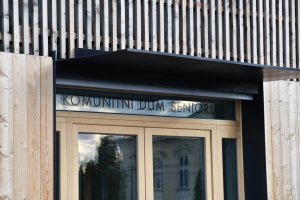 Dům citlivě navazuje na tradiční strukturu dvora