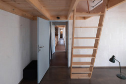 Dům na venkov, Michal Šiška: Každý z pokojů je navíc vybaven jakousi „půdičkou“ neboli galerií s patrem na spaní, přístupnou skrze strmé „žebříkové schody“