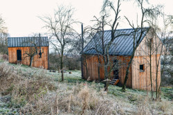 Tři domky v CHKO Šumava od Sokoban studio