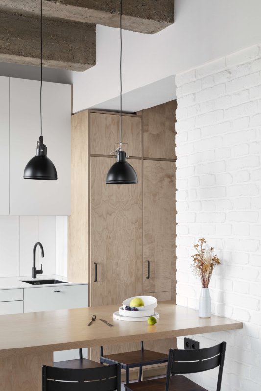 Nový byt tvoří jeden otevřený pokoj. Má 38 m². (Rekonstrukce bytu Hradešínská, Ateliér Důmysl)