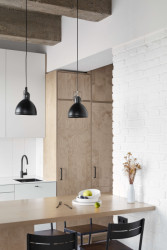 Nový byt tvoří jeden otevřený pokoj. Má 38 m². (Rekonstrukce bytu Hradešínská, Ateliér Důmysl)