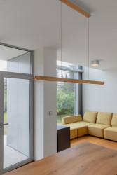 Hlavní obytná místnost (Krychlový dům ve Vrané nad Vltavou; IO Studio)