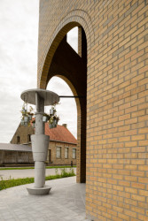 Schaerdeke Lo-Reninge, Architectenbureau Bart Dehaene, Dirk Zoete - Nározní portikus s betonovým skulpturálním sloupem