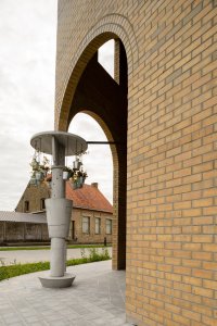Schaerdeke Lo-Reninge, Architectenbureau Bart Dehaene, Dirk Zoete - Nározní portikus s betonovým skulpturálním sloupem