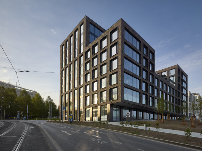 Jakub Cigler Architekti realizovali nárožní administrativní budovu na náměstí W. Churchilla s cihlovou fasádou