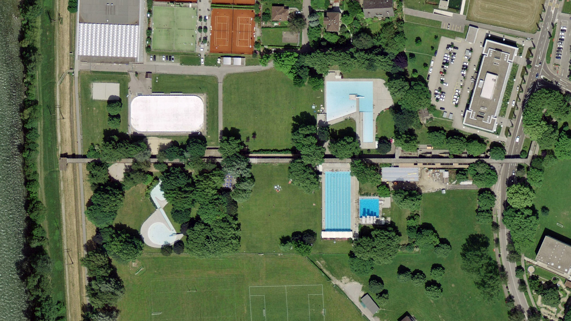 Brutalistní areál koupaliště se nachází na okraji Bellinzony