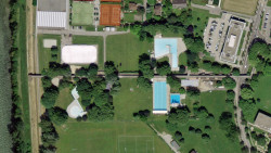 Brutalistní areál koupaliště se nachází na okraji Bellinzony