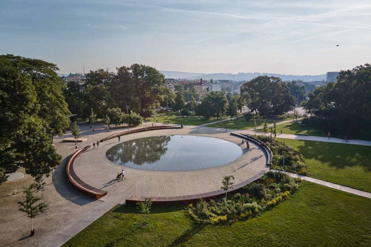 V soutěži Park čtvrtstoletí můžete hlasovat například pro Moravské náměstí v Brně a mnohé další. Soutěž hodnotí jak se parky proměnily, zda vyzrály, nebo naopak zestárly, a jak dnes fungují v každodenním životě.
