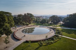 V soutěži Park čtvrtstoletí můžete hlasovat například pro Moravské náměstí v Brně a mnohé další. Soutěž hodnotí jak se parky proměnily, zda vyzrály, nebo naopak zestárly, a jak dnes fungují v každodenním životě.