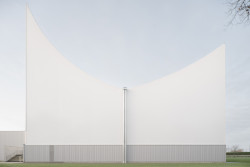 Velká sportovní hala má výrazně modelovanou střechu, její tvar pomáhá ochlazovat interiér. (Sportovní a kulturní centrum Marie-Jose Perec a Josephine Baker v La Bouëxière ve Francii; onze04)