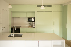 Půdní byt v kolonii Svoboda - Barevnost interiéru je inspirována jasnou barevnou paletou národního slohu, její veselostí a štěstím