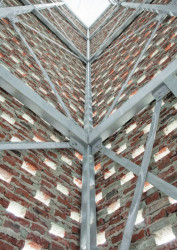 Monadnock, dominanta obce Nieuw-Bergen, vnitřek věže, foto