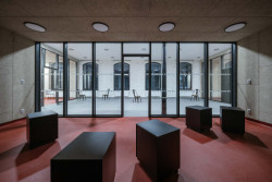 Každá z buněk je jinak velká, prostory jsou tím přizpůsobené různým využitím. (Komunitní centrum ve Strakonicích, Ateliér VAS)