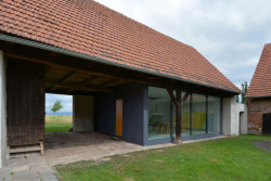 under-construction architects, Ateliér zasunutý do stodoly – foto