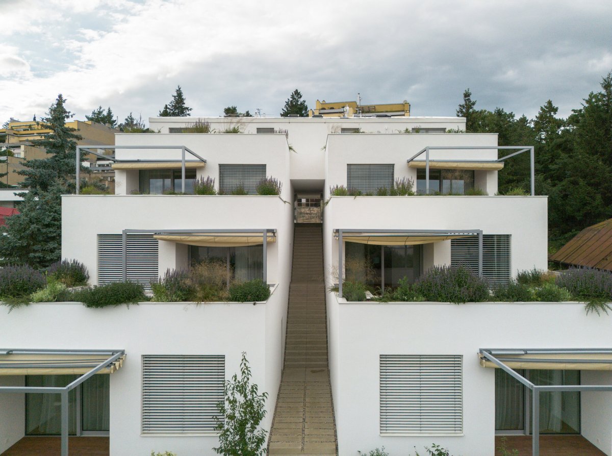 V každém patře jsou dva velké byty. (Terasový dvojdům v Krči, martin cenek architecture)