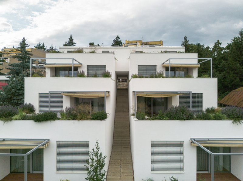 V každém patře jsou dva velké byty. (Terasový dvojdům v Krči, martin cenek architecture)