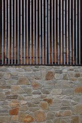 Chalupa v Dolní Malé Úpě, mar.s architects: svislé latě na fasádě a sokl obložený kamenem