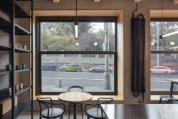 Kavárna Coffee Source v Praze, Pavel Nový a Vít Svoboda (0,5 Studio)