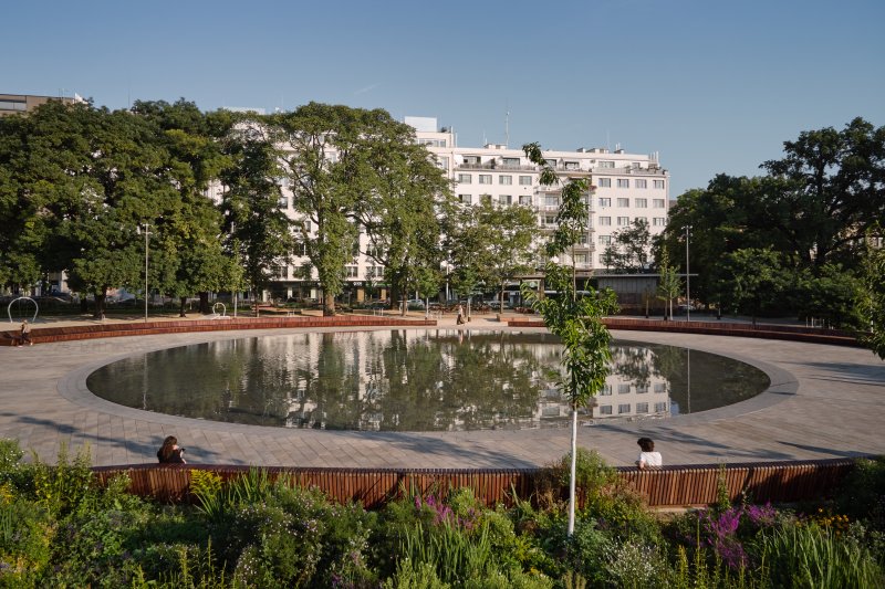 Park na Moravském náměstí v Brně od consequence forma architekti