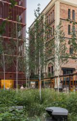 Architektonické studio JEMS Architekci realizovalo v areálu Varšavských pivovarů bytový dům, který nabízí byty od garsoniér až po dvoupatrové penthousy