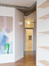 Průhled z obývacího pokoje do hlavní koupelny. (Byt na rohu; Prokop Hartl)