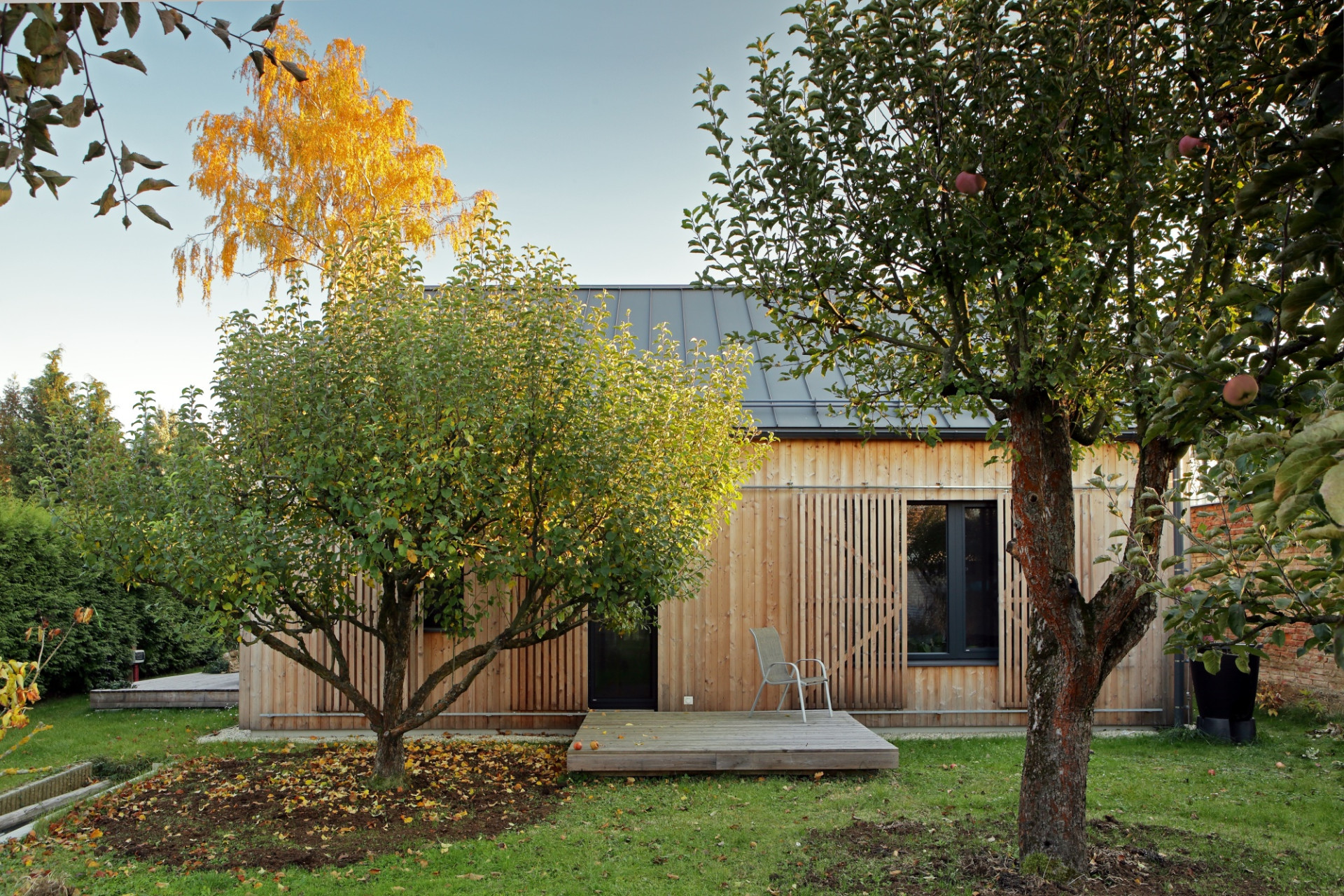 Rodina oslovila architekty ze studia no-a, aby navrhli dům, který i přes „neautentičnost“ svého prostředí vybuduje autentický a klidný domov