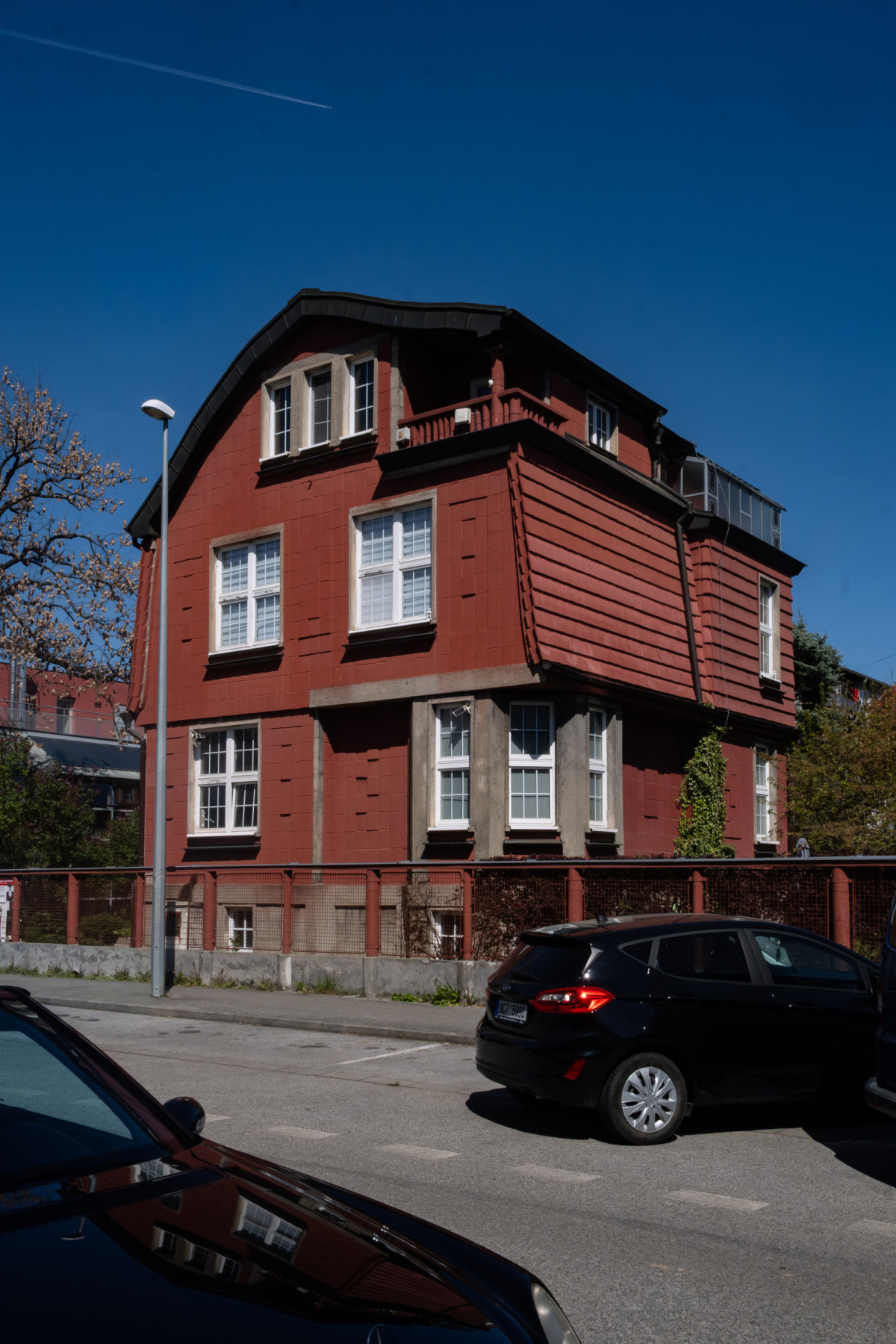 Vilu v Dukelské ulici navrhl pro vlastní rodinu stavitel František Petráš. Dnes je chráněnou památkou a jedním z nejzajímavějších příkladů moderní architektury v Havlíčkově kolonii.