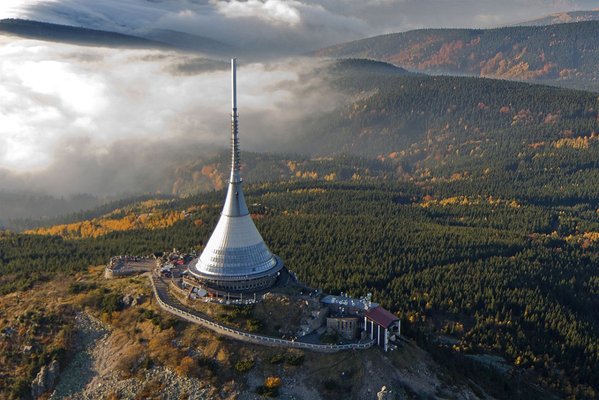 Horský hotel a vysílač Ještěd