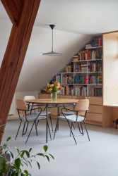 Architekt Matěj Šebek statečně bojoval s bouráním nepotřebných příček na půdě bytu v Jindřichově Hradci. Rozmístěním nových stěn vytvořil domov, kde se musí žít s radostí. (Rekonstrukce podkrovního bytu, Matěj Šebek)