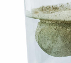 Extrémně voděodolná suchá omítková směs IZONIL od RBL Trade vytváří po aplikaci vodonepropustnou vrstvu, ale zároveň zůstává paropropustná.