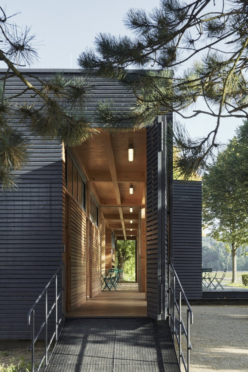 Zalamovací dveře, kterými lze pavilon uzavřít.(Občerstvení U Prutu, Prokš Přikryl architekti)