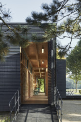 Zalamovací dveře, kterými lze pavilon uzavřít.(Občerstvení U Prutu, Prokš Přikryl architekti)