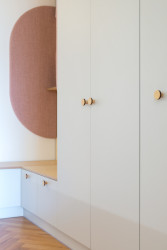 V bytě se často vyskytuje motiv kruhu. (Byt ve Vršovicích, Schwestern) 