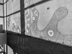 Reliéfy často odkazují k přírodě a amorfním tvarům.