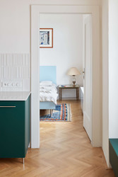 Průchod do ložnice z kuchyně je prakticky umístěný do rohu místnosti. (Byt ve vile v Praze-Malvazinkách, Kateřina Hodková)