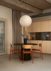 Kombinace obyčejných materiálů se hodí k utilitární přístavbě. (Byt ve vnitrobloku; BekArch)