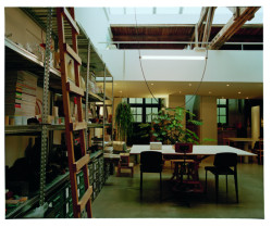 Hravost i ležérnost osvětlení Wireline naplno vyzní převážně v interiérech s vysokými stropy. (Od designerského dua Formafantasma pro Flos)