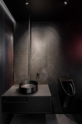 Pohled do koupelny se speciální baterií zavěšenou ze stropu (Interiér třípodlažního bytu v Praze od studia OOOX)