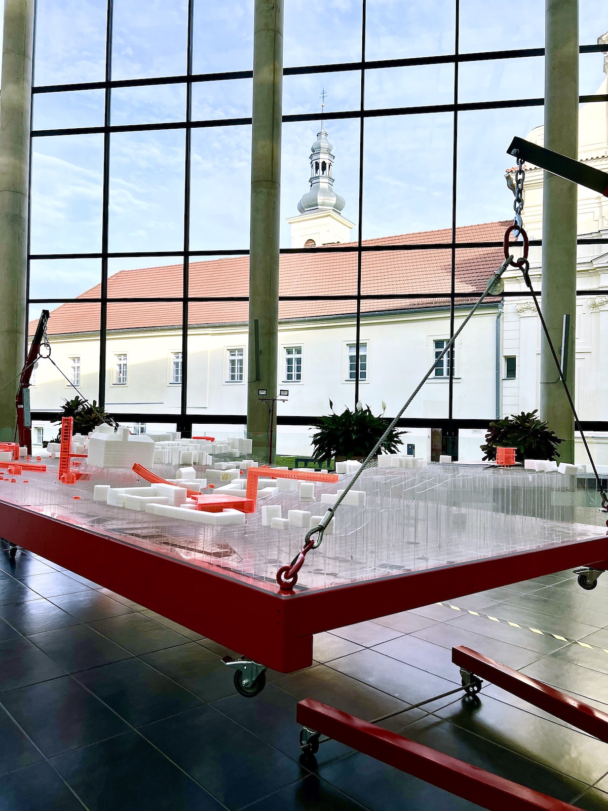 V atriu Škoda Auto Vysoké školy bude do 31. května 2023 k vidění výstava studentů a studentek FA ČVUT. Ti se zabývali budoucností Mladé Boleslavi