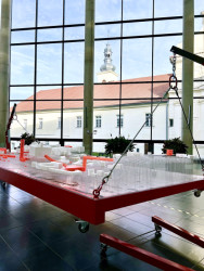 V atriu Škoda Auto Vysoké školy bude do 31. května 2023 k vidění výstava studentů a studentek FA ČVUT. Ti se zabývali budoucností Mladé Boleslavi