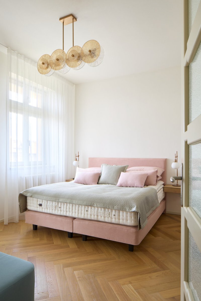 Pohled do ložnice (Rekonstrukce vily na Vinohradech; Atelier Hajný)