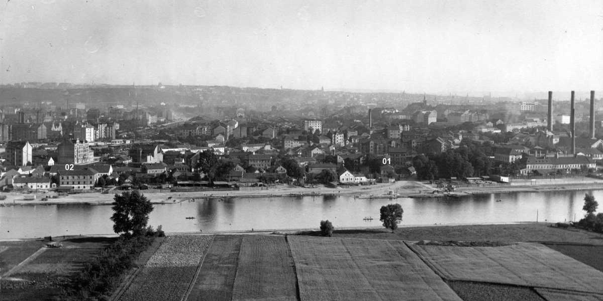 Panoramatický snímek původní zástavby Holešovic z vrchu Jabluňka nad Trojou, na fotografii jsou patrné jak Vaňhova vila (01), tak dům č. p. 31 (02). Foto A. Alexander z roku 1928, zdroj: http://www.milujuprahu.cz/wp-content/uploads/2014/01/142.jpg