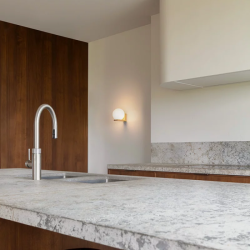 Osvětlení v kuchyni tu má zajistit dostatek světla pro bezpečnou přípravu jídla, ale zároveň vytvořit útulnou atmosféru pro společné chvíle s rodinou a přáteli.