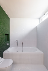 Koupelna rodičů (Interiér domu Ke Káčatům v Brně, studio AEIOU)